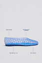 sapatilha-feminina-azul-gummy Infográfico da Sapatilha Feminina Azul - Gummy com destaques para solado flexível, material em PVC de alta qualidade, salto baixo de 1 cm e bico redondo.