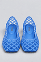 sapatilha-feminina-azul-gummy Par da Sapatilha Feminina Azul - Gummy fotografado de frente, com a marca "hitzz" visível nos dois solados internos.