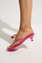 gummy-tamanco-feminino-translucido-rosa Tamanco Feminino Flip Flop Gummy rosa em PVC translúcido nos pés da modelo, vista lateral