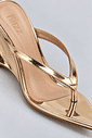 tamanco-feminino-dedo-salto-anabela-bico-folha-ouro-light-liz Close do tamanco dedo dourado metalizado, destacando a tira flip flop e o bico folha em detalhe.