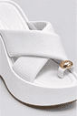 Close do aplique dourado nas tiras do Tamanco Feminino Plataforma Branco Julia