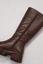zuna-bota-feminina-cano-longo-tratorada-marrom Detalhe do couro da bota feminina cano longo tratorada marrom ZUNA