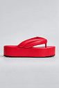 chinelo-flatform-tiras-puffer-vermelho-sakura Chinelo Flatform Tiras Puffer Vermelho - Sakura visto de lado, tira acolchoada estilo puffer sobre plataforma flatform