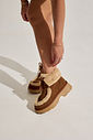 OZZY - BOTA FEMININA PELUCIADA CAMURÇA CAMEL OZZY - BOTA FEMININA PELUCIADA CAMURÇA CAMEL