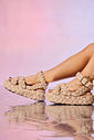 sandalia-feminina-anatomica-corda-bege-naia Sandália Feminina Anatômica Corda bege nos pés da modelo sentada, pernas cruzadas sobre piso espelhado