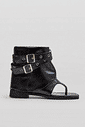 eva-sandalia-feminina-rasteira-fivelas-preta Bota sandália feminina preta com bico quadrado, tira de dedo, duas fivelas ajustáveis e salto baixo de aproximadamente 2 cm, vista lateral em fundo cinza.