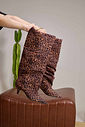 LISE - BOTA FEMININA CANO ALTO BICO FINO SUEDE ANIMAL PRINT