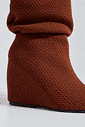 bota-feminina-croche-salto-anabela-camel-mariah Detalhe da textura de crochê da bota feminina salto anabela camel Mariah