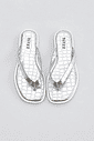 isla-flatform-feminina-croco-prata Chinelo Flat Feminino Isla Prata Croco em vista superior mostrando palmilha e tiras de dedo