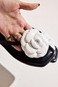FLORA - RASTEIRA FEMININA FLOR PRETO E BRANCO FLORA - RASTEIRA FEMININA FLOR PRETO E BRANCO