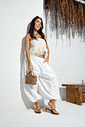 Look feminino branco com tamanco marrom e bolsa de mão