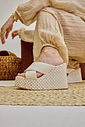 livia-tamanco-feminino-plataforma-off-white Tamanco Livia branco no pé com plataforma alta trançada