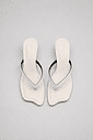 hanna-tamanco-feminino-off-white Tamanco Feminino Couro Dedo Salto Hanna off white, vista do par, com tiras finas de dedo, salto baixo curvado e bico irregular
