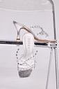 kira-tamanco-feminino-pedraria-prata Tamanco Feminino Kira Prata com pedrarias detalhe lateral