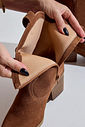 ZURI- BOTA FEMININA 2 EM 1 SALTO BAIXO COURO CAMEL ZURI- BOTA FEMININA 2 EM 1 SALTO BAIXO COURO CAMEL