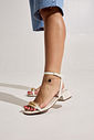 SILVIA - SANDÁLIA FEMININA SALTO BAIXO OFF WHITE SILVIA - SANDÁLIA FEMININA SALTO BAIXO OFF WHITE