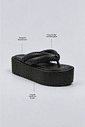 chinelo-flatform-tiras-puffer-preto-sakura Infográfico do Chinelo Flatform Tiras Puffer Preto - Sakura destacando palmilha anatômica, tiras puffer acolchoadas e solado flatform de 4,5cm