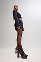 tye-cinto-feminino-preto Faixa cinto feminina preta larga com amarração na cintura, vista lateral em look com blazer preto.