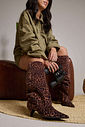 LISE - BOTA FEMININA CANO ALTO BICO FINO SUEDE ANIMAL PRINT