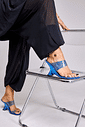nic-tamanco-feminino-salto-acrilico-azul Tamanco Feminino Nic Azul no pé detalhe do calce