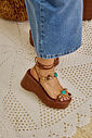 jasmim-sandalia-feminina-pedraria-camel Sandália Jasmim camel no pé com amarração no tornozelo