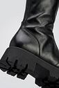zuna-bota-feminina-cano-longo-tratorada-preta Detalhe do solado tratorado da bota feminina Zuna preta em couro, vista aproximada