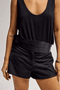 tye-cinto-feminino-preto Faixa cinto feminina preta em material texturizado, modelo largo com tiras finas para amarração, usada sobre look preto.