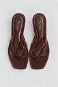 gummy-tamanco-feminino-transparente-salto-baixo-marrom Par do Tamanco Feminino Flip Flop Marrom - Gummy visto de cima, tiras em vinil transparente marrom entrelaçadas e solado quadrado com a marca hitzz na palmilha