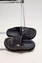 Clog feminino preto com franjas e detalhes dourados em vista superior