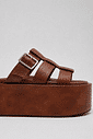 bangkok-tamanco-feminino-camel Tamanco Bangkok lateal, com fivela de ajuste