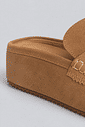 Detalhe do salto flatform e calcanhar do Clog Mali Camurça Bege