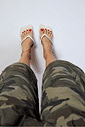 hanna-tamanco-feminino-off-white Tamanco Feminino Couro Dedo Salto Hanna off white nos pés, vista superior, destacando as tiras de dedo e o formato irregular do bico