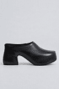 Tamanco fechado preto com salto grosso, vista lateral, bico redondo, produto isolado em fundo cinza claro.