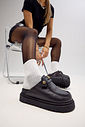 Clog feminino preto usado com meia branca em look feminino