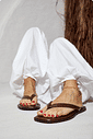 isla-chinelo-flat-feminino-marrom Chinelo Flat Feminino Isla Marrom nos pés em look feminino com calça branca