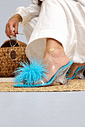 tiffany-tamanco-plumas-avestruz-azul Tamanco Tiffany turquesa com plumas no pé em look feminino