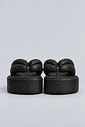 chinelo-flatform-tiras-puffer-preto-sakura Par do Chinelo Flatform Tiras Puffer Preto - Sakura visto de frente, destacando as tiras acolchoadas e a plataforma flatform