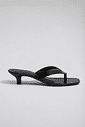 gummy-tamanco-feminino-salto-baixo-translucido-preto Tamanco Feminino Flip Flop Gummy preto em PVC, salto baixo fino e bico quadrado, vista lateral