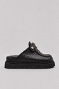 Clog feminino preto com solado plataforma em vista lateral