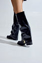 amelie-bota-feminina-3-em-1-preta Bota Feminina Amelie preta de cano longo nos pés, com salto bloco baixo e fivela metálica dourada