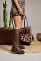 zuna-bota-feminina-cano-longo-tratorada-marrom Mulher usando bota feminina cano longo tratorada marrom ZUNA com bolsa animal print