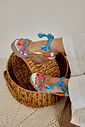 califa-sandalia-feminina-amarraçao-multicolorida Sandália Califa multicolorida no pé com amarração no tornozelo