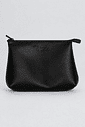 necessaire-feminina-hitzz-couro Necessaire Feminina Couro Hitzz preta com fechamento em zíper e logo em baixo-relevo