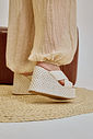 livia-tamanco-feminino-plataforma-off-white Tamanco Livia branco no pé com plataforma trançada