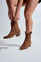 ZURI- BOTA FEMININA 2 EM 1 SALTO BAIXO COURO CAMEL ZURI- BOTA FEMININA 2 EM 1 SALTO BAIXO COURO CAMEL