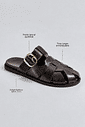 clog-feminino-fivela-marrom-aura Infográfico do clog marrom destacando fivela lateral ajustável, tiras largas entrelaçadas e solado flatform de aproximadamente 2 cm.