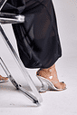 nic-tamanco-feminino-salto-acrilico-off-white Tamanco Feminino Nic Off White no pé vista lateral