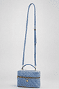 agnes-bolsa-feminina-lateral-matelasse-jeans Alça longa regulável da Bolsa Feminina Matelassê Agnes jeans.