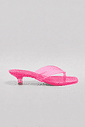gummy-tamanco-feminino-translucido-rosa Tamanco Feminino Flip Flop Gummy rosa em PVC translúcido, salto baixo fino e bico quadrado, vista lateral