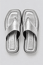 chinelo-flatform-feminino-prata-buzios Par de chinelos flatform prata vistos de cima, palmilha com a marca hitzz gravada, fundo claro.
